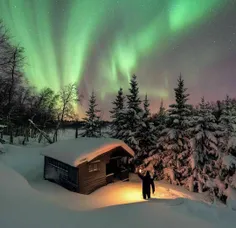 برف، کلبه، شفق قطبی... نروژی ها بخاطر دیدن شفق قطبی هم که باشه خیلی خوشبختن.🌌☺👍💫