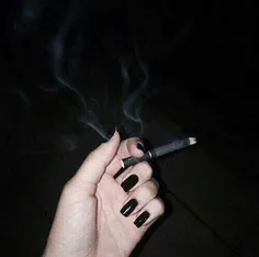 من سیگار بکشم نمیمیرم:)اونی ک قلبمو بشکونه میمیرم:)Aدست سیگارم خبع:)