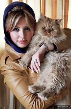 نیوشا ضیغمی همراه با گربه اش
