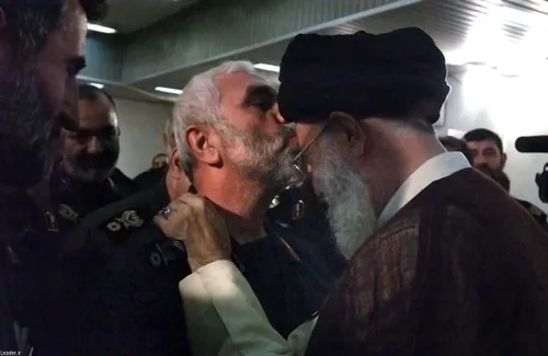 سردار سرافراز شهید همدانی در کنار رهبر معظّم انقلاب 3