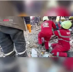 گروههای امدادی در ترکیه عملیات آوار برداری را انجام می ده