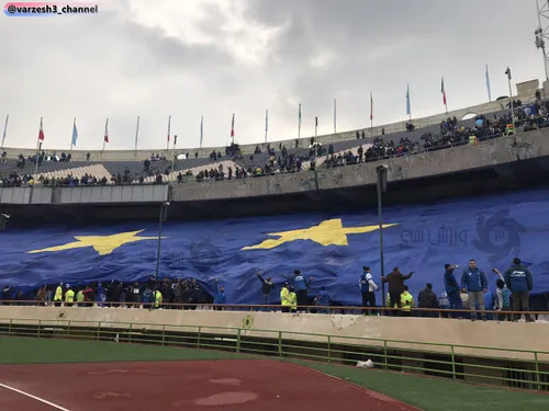 اهتزاز پرچم بزرگ آبی رنگ در استادیوم آزادی توسط هواداران 