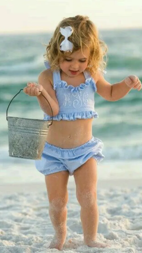 دخترونه ساحل ماسه شن بازی آبی تابستونی زیبا