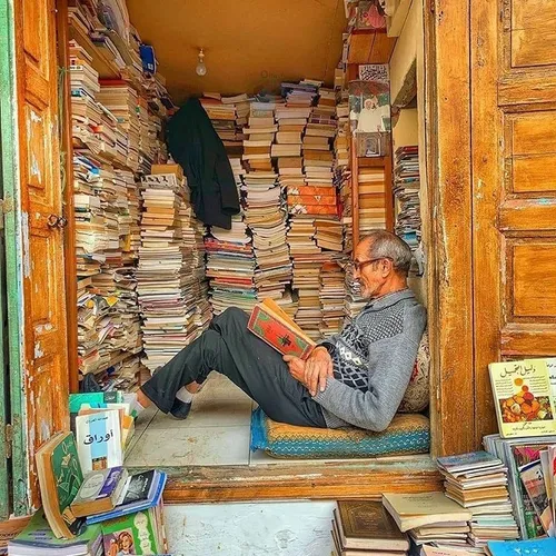 ‏آقای العبدی یکی از قدیمی ترین کتاب فروشهای مراکشه. هفتاد و یک سالشه، فقط کتاب دست دوم خرید و فروش می کنه و فرقی نمی کنه روز،عصر یا شب باشه؛ اون همیشه به همین شکل تو مغازه اش نشسته و مشغول کتاب خوندنه