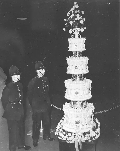 کیک مراسم عروسی ملکه الیزابت دوم و پرنس فیلیپ در سال ۱۹۴۷