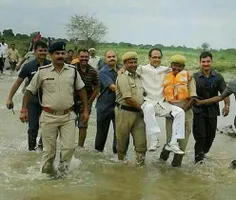 تصویر بازدید وزیر هند از مناطق سیل زده😂 😂 😂