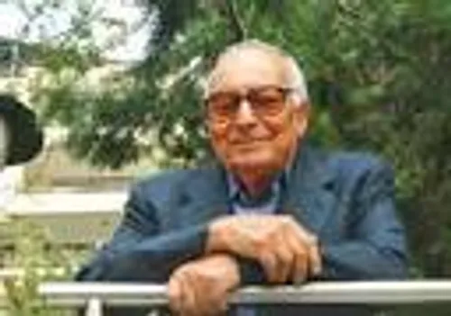 یاشار کمال (به ترکی: Yaşar Kemal) (زاده ۱۹۲۳) از نویسندگا