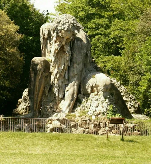 مجسمه بزرگ Apennine colossus ساخته شده در قرن 16، شهر تار