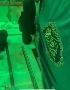 🎥 لحظه رسیدن به سنگ قبر حضرت رقیه (سلام‌الله علیها)