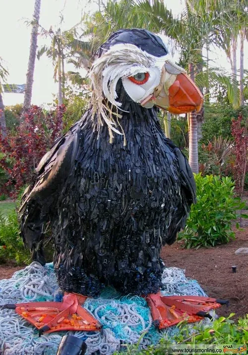 اعتراض به آلودگی سواحل با مجسمه های غول پیکر