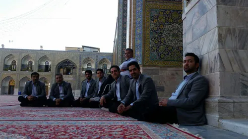گروه تواشیح سیرت النبی مشهد مقدس قبل از اجرا در حرم مطهر 