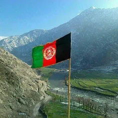 این پرچم افغانستان است که دریکی ار روستاهای این کشور است 