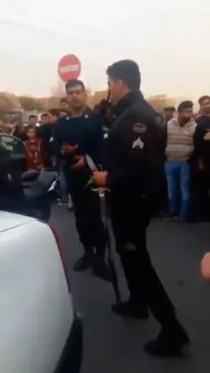 🚨دستگیری اراذل اوباش شمشیر به دست در محله خاک سفید تهرانپ