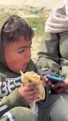 🔺اشک‌ مادر فلسطینی از یافتن نان برای فرزندش پس از چندین ر