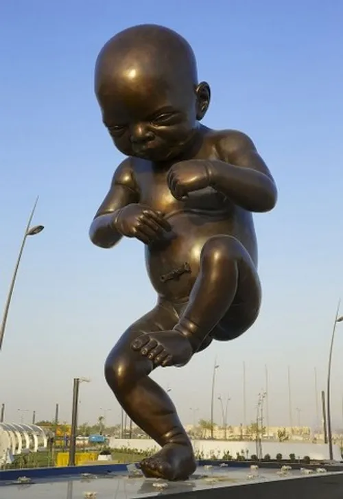 نصب یک مجسمه برنزی از نوزاد انسان در مقابل یک مرکز بهداشت