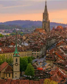 برن (Bern)، پایتخت سوئیس با خانه‌هایی با شیروانی قرمز و ز