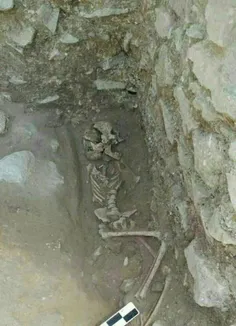 باستان شناسان اخیرا در یکی از گورستان های رم اسکلت کودک 1