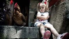نگاه قهر کودک ناز با مرغ