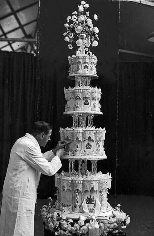 آماده سازی کیک تولد ملکه الیزابت در سال 1947 میلادی