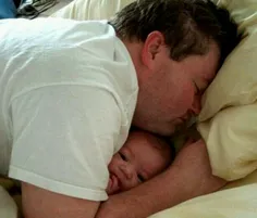 عاقبت خوابیدن بچه پیش باباش...