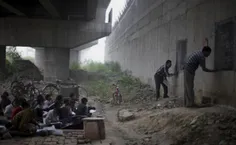  کودکان بی‌خانمان هندی زیر پلی در دهلی‌نو که در آن ساکن‌ن