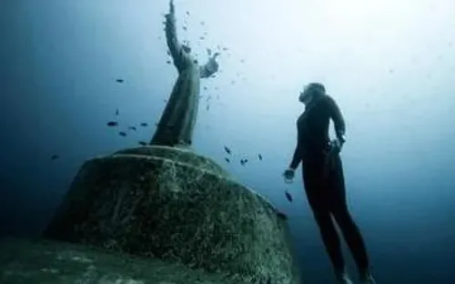 مجسمه برنزی عیسی مسیح در زیر آب 2.5 متر است که در کشور ای