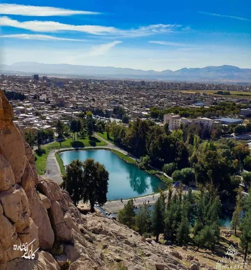 چقدر این نما از دریاچه ی طاقبستان و خانه های بالا شهر کرم