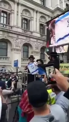 🔴یک یهودی با پرچم اسرائیل جلوی همه معترضین در آمریکا می ا