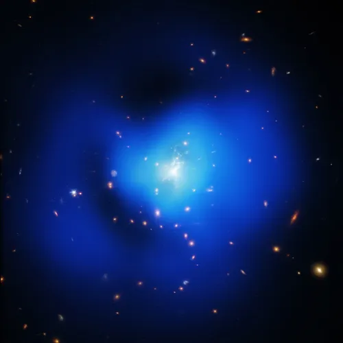خوشه سیمرغ (در تصویر) با جرم معادل M☉ ۲‎×۱۰۱۵، پُرجرم تری