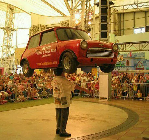 رکورد گینس بلند کردن ماشین با سر به نام جان ایوانس است که
