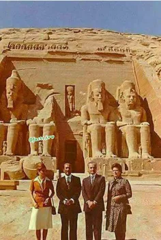 #مصر، معبد رامسس دوم از راست:  جهان سادات، محمد رضا پهلوی