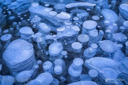 حباب های زیر یخ