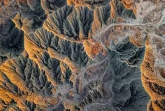 نمای کوه های مریخی از بالا، همچون یک نقاشی آبرنگِ سورئال 