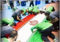 📸سجده شکر ملی‌پوشان والیبال نشسته روی پرچم ایران 