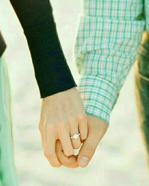 حلقـــه انگشتـــرم بر دســت کـردے ماه مــن💍