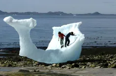 بازی نوجوانان "گرینلندی" با تکه یخ در حال آب شدن در ساحل 