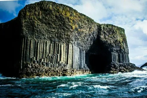 یکی از زیباترین غارها، فینگال ( Fingal ) نام دارد، در اسک