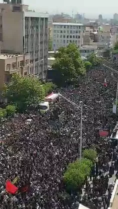 هم‌اکنون/ گوشه‌ای از سیل جمعیت مردم در تهران!!!!!!!!