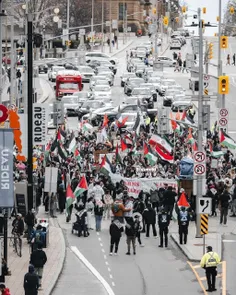 پرچم مقدس جمهوری اسلامی ایران در دست تظاهرکنندگان ایالت ا