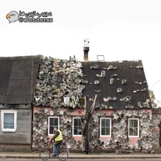 خانه ای پوشیده شده از ماهیتابه و قابلمه کهنه در  لیتوانی#