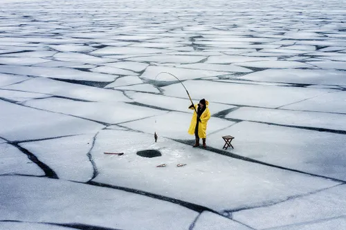 ماهی گیری در دریاچه یخ زده ای در ترکیه