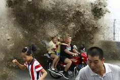 تصویر کم نظیری از حمله امواج طوفانی در چین .