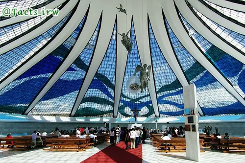 کلیسای جامع برازیلیا، با معماری بسیار متفاوت تری از آنچه 