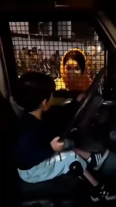 بچه اش داخل ماشین ضد شورش پلیس ، بازی میکنه ، خودش هم که 