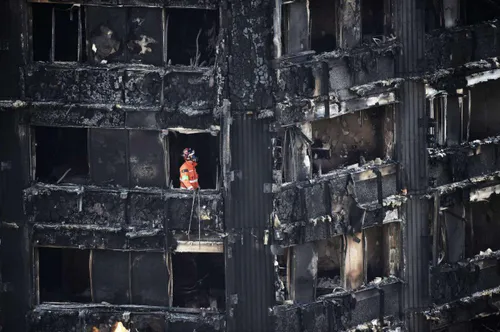 یک آتشنشان در داخل آپارتمان گرنفل لندن که چندی پیش اتفاق 