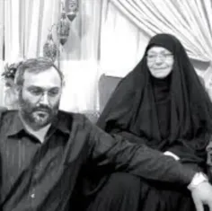 شهید عماد مغنیه در کنار مادرش ( آمنه سلامه ) 👆👆