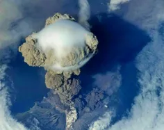 تصویر برداری فوق العاده از فوران آتشفشانی از بالا