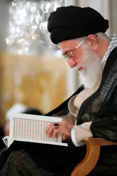 امام خامنه ای:حاضرم هرچه دارم بدهم حفظ قرآن را بگیرم.