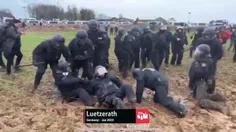 صحنه های خنده داری از در گل گیر کردن پلیس ضد شورش آلمان 