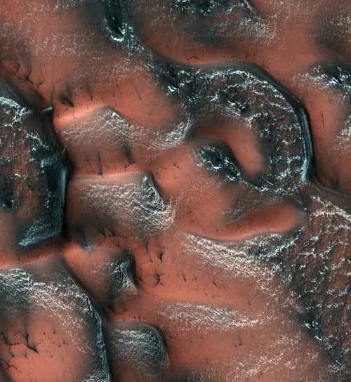 این نقاط سفید برف هایی هستند که تپه های سیاره ی مریخ را پ